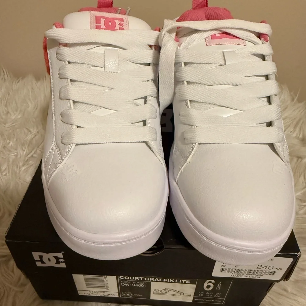DC Women’s Court Graffik Lite (Pink) - Picture 4 of 7
